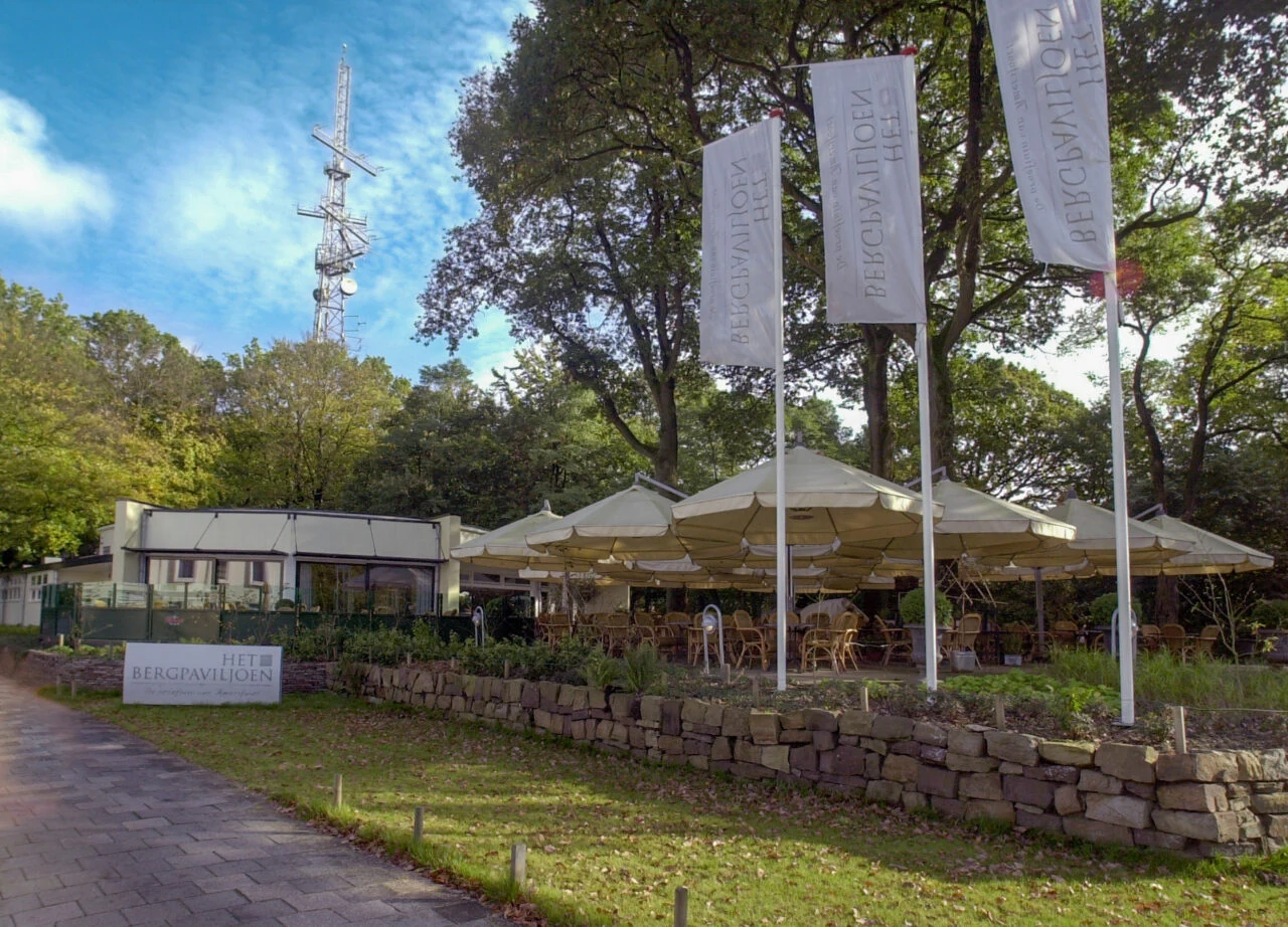 Bergpaviljoen in het groen