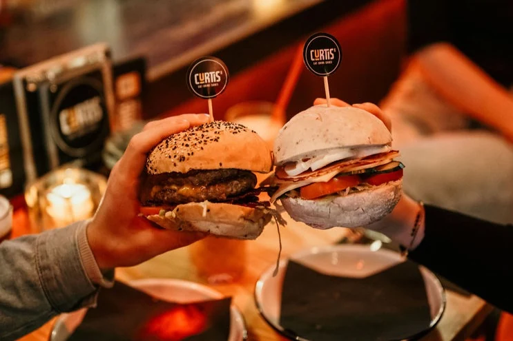 Burgers en bites bij Curtis