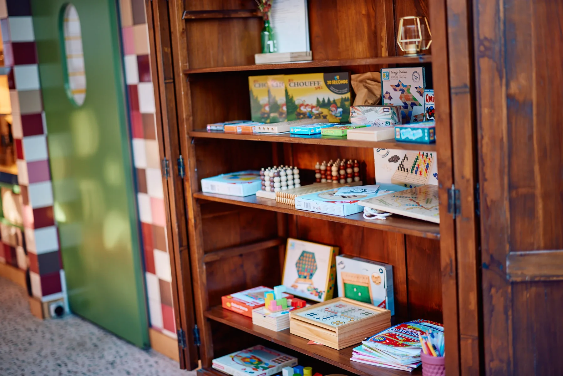 Terras en interieur van De Boot