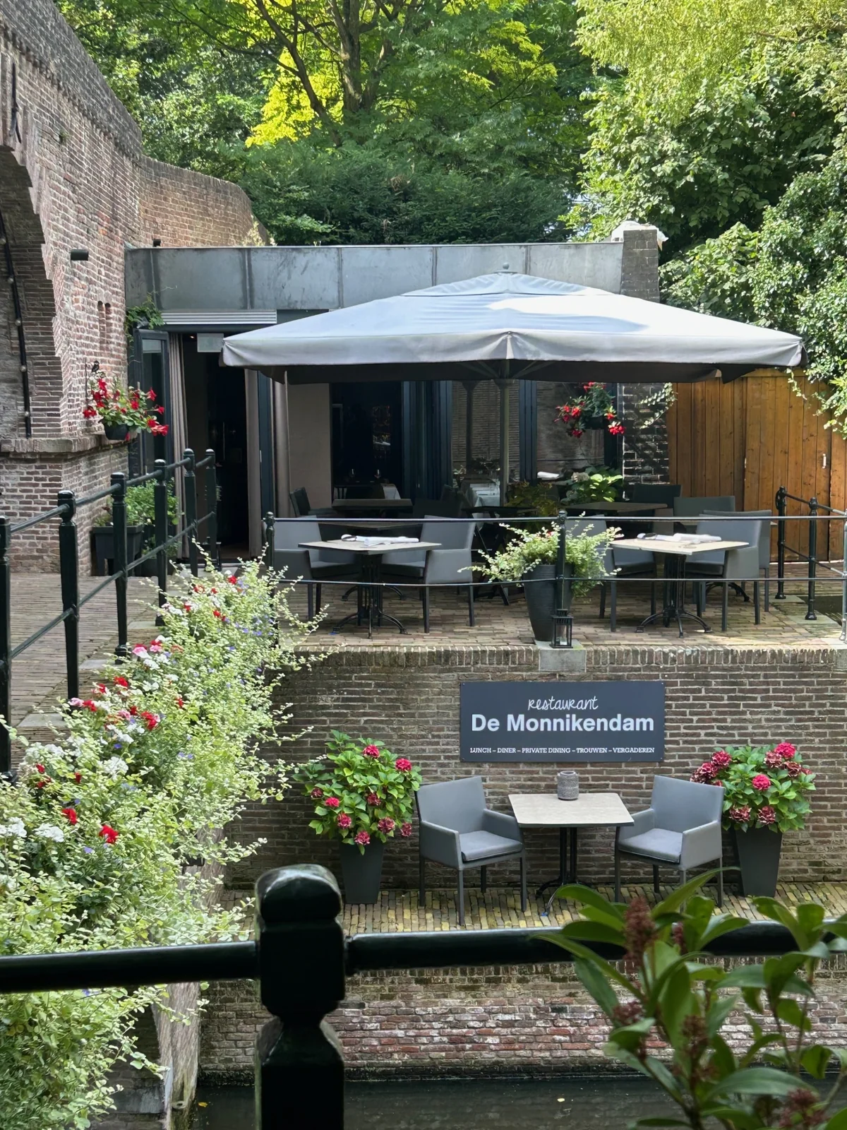 Terras aan de gracht van De Monnikendam