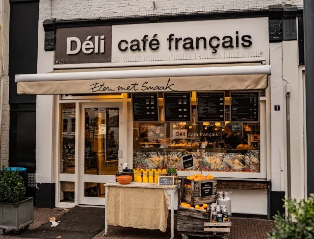 Déli Café Français aan de Varkensmarkt