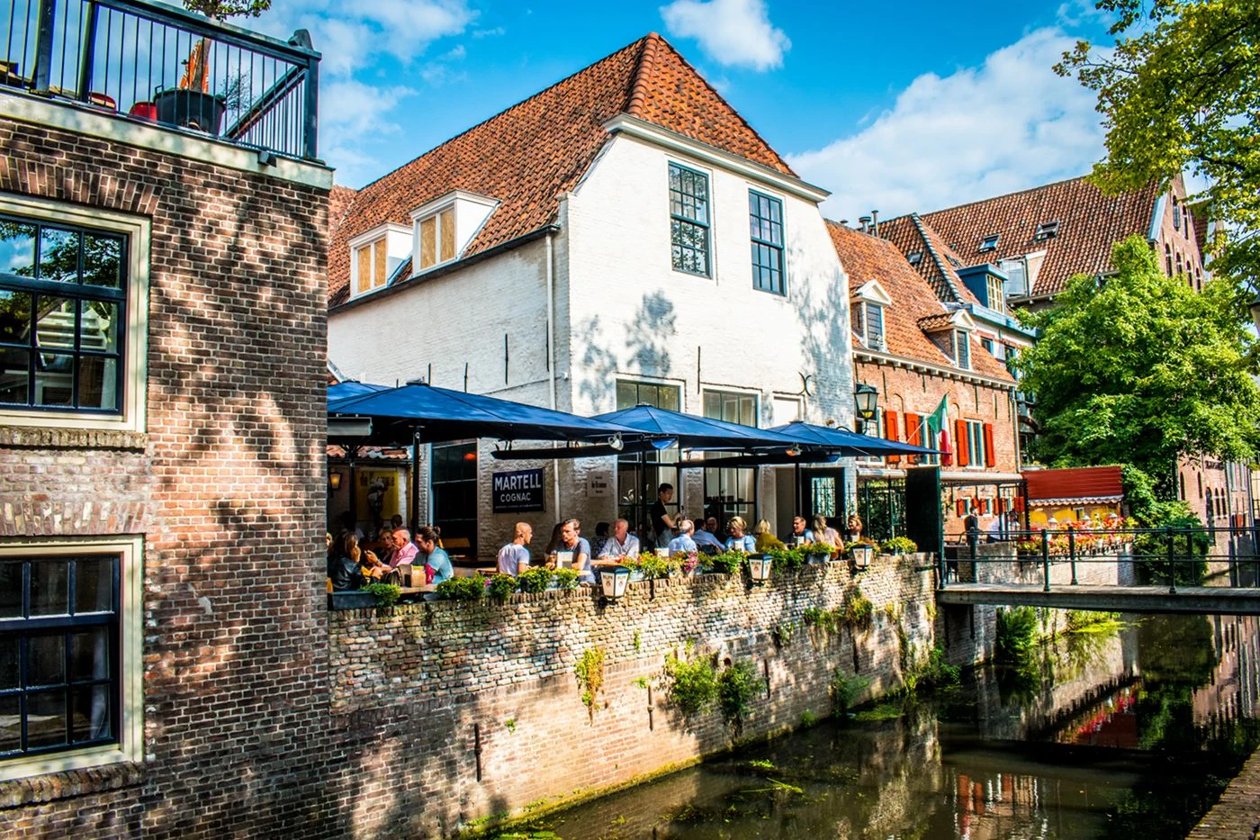Terras aan de gracht