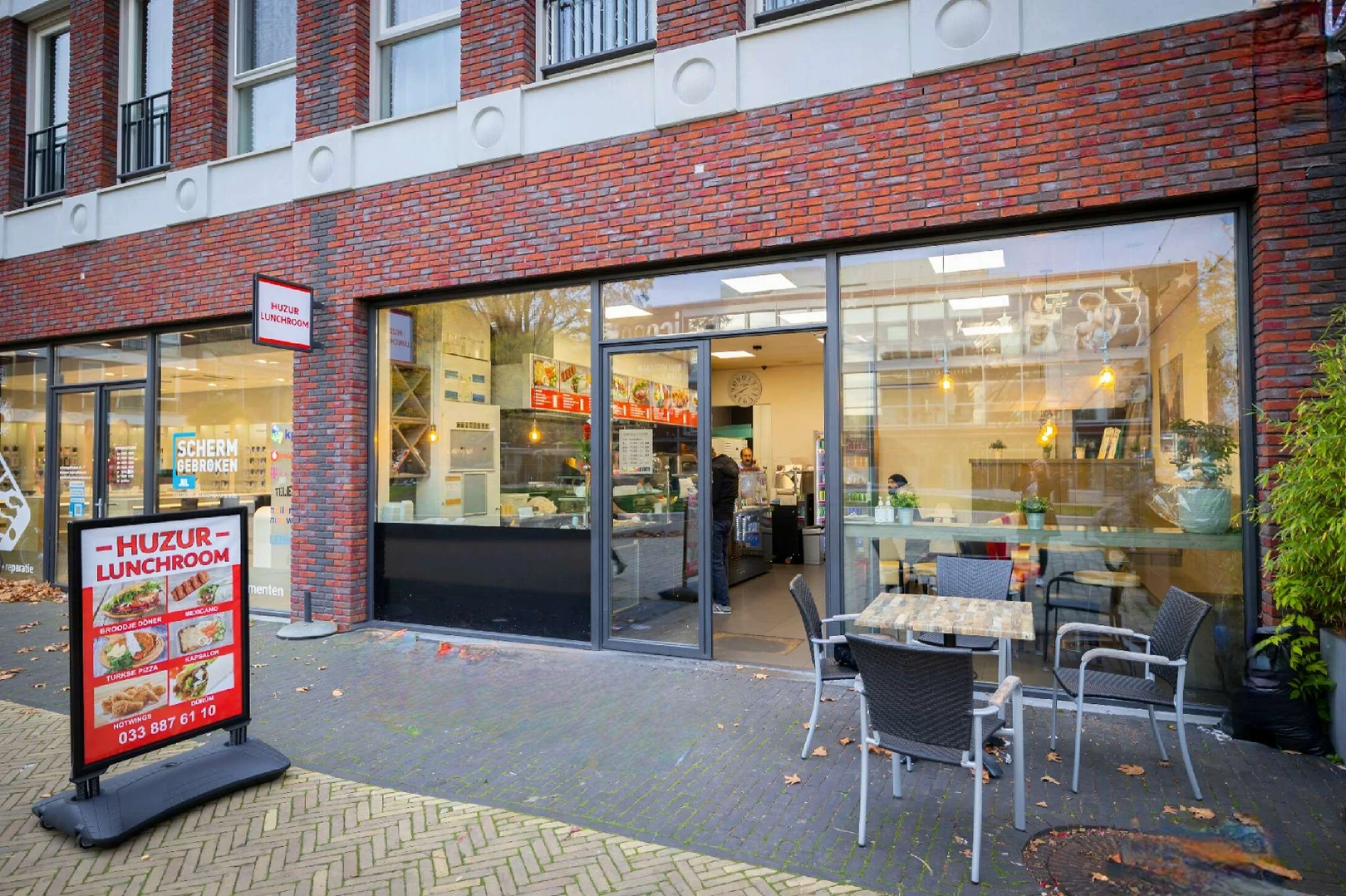 Gevel van Huzur Lunchroom in Winkelcentrum Vathorst