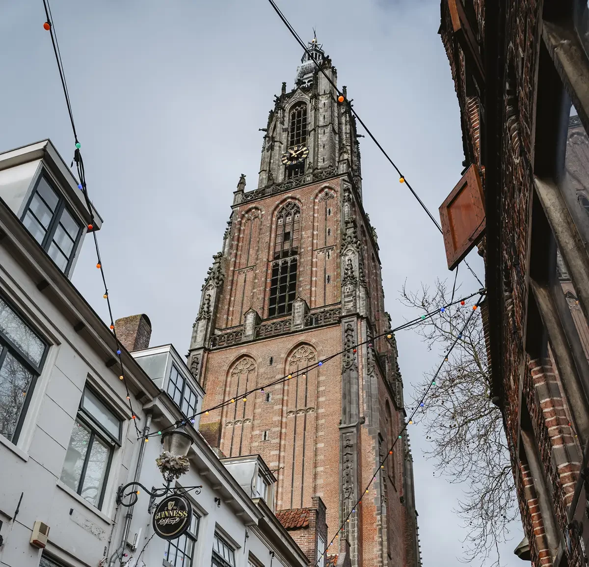 Ligging naast de Lange Jan