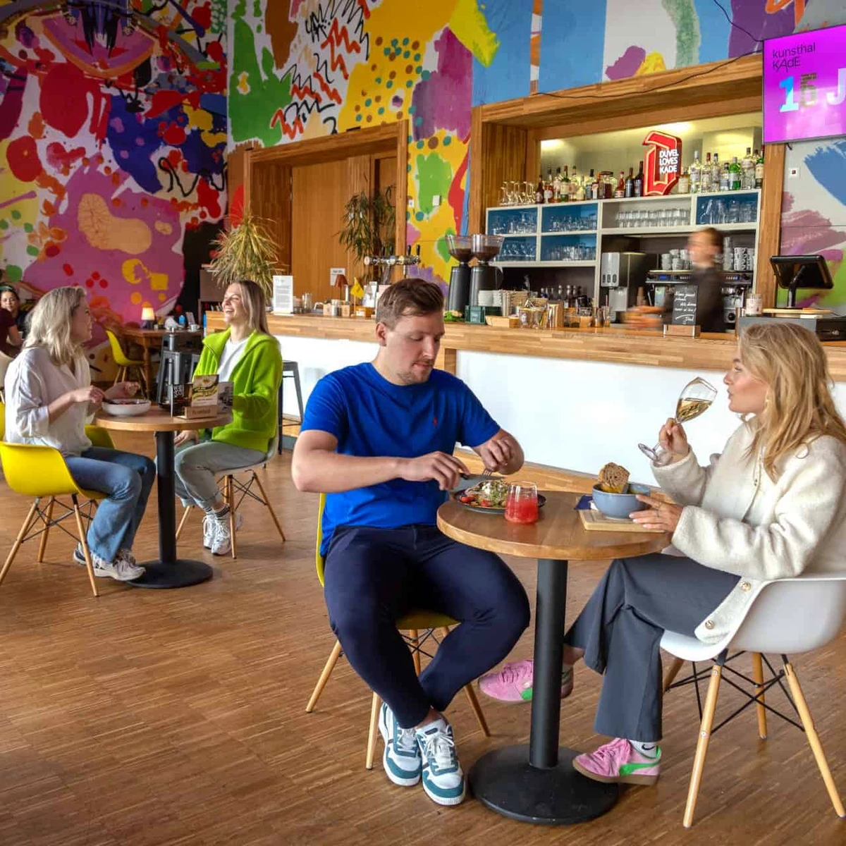 Kleurrijk interieur van KAdECafé in het Eemhuis