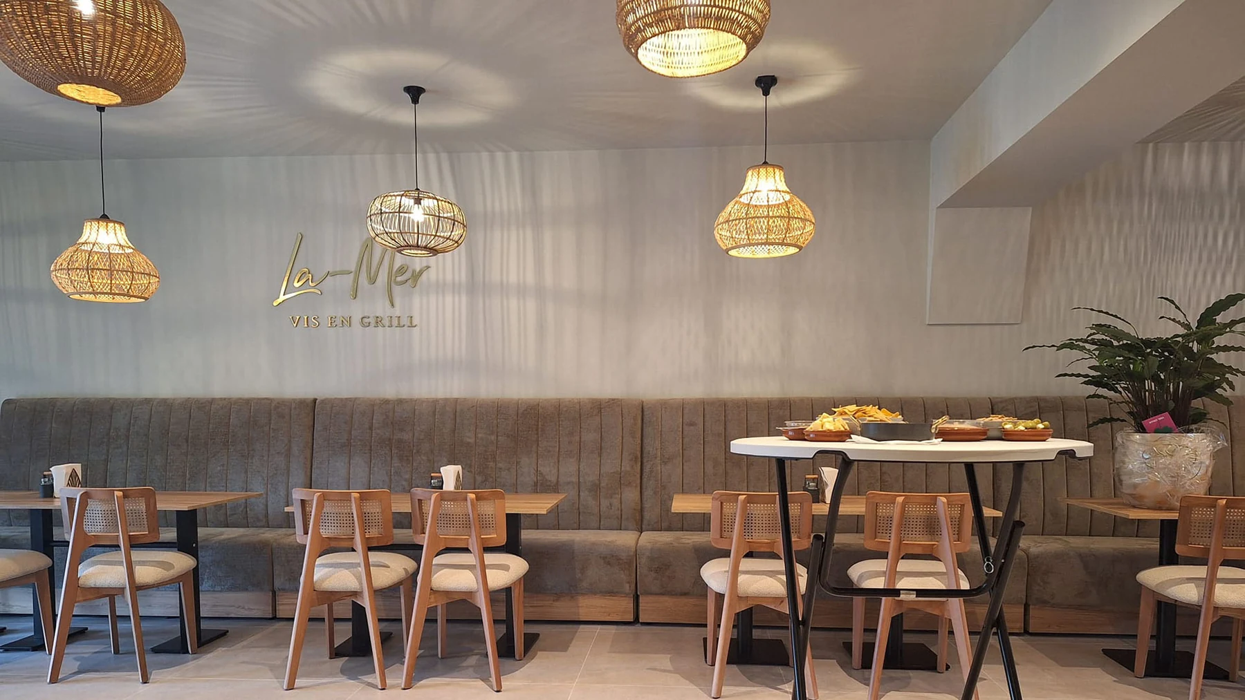 La-Mer Vis & Grill