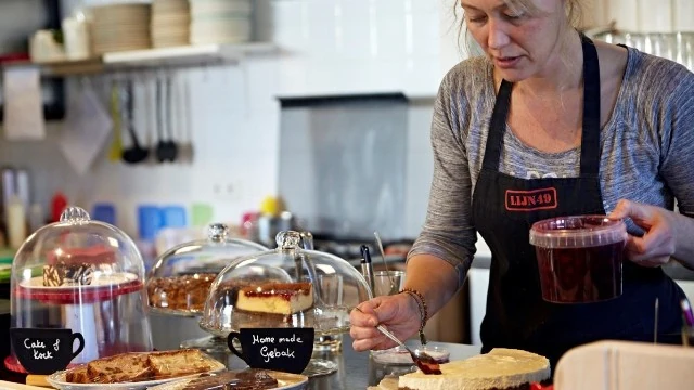 Gastvrouw Gerrie maakt taart bij LIJN49