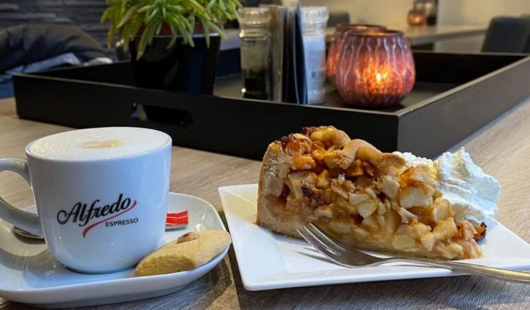 Koffie met huisgemaakt appelgebak bij Rijdes aan de Gracht
