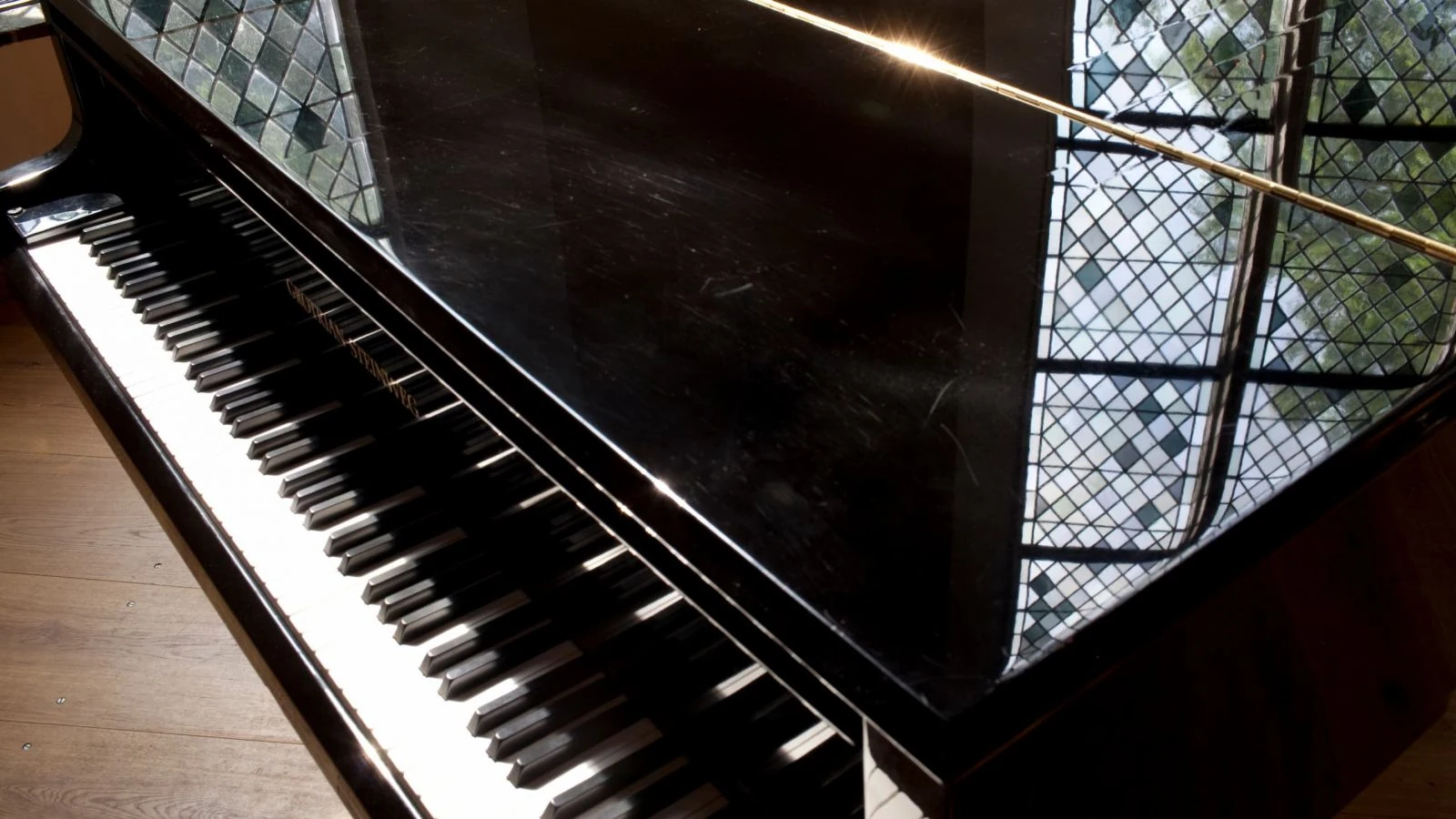 Interieur met glas-in-lood
