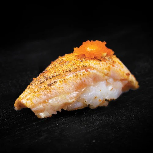 Flamed nigiri salmon van SushiPoint