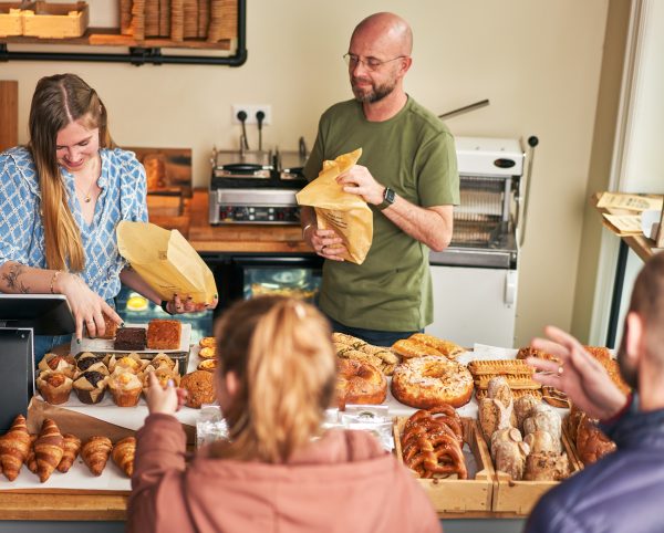 Vers brood en lekkers in de bakkerij