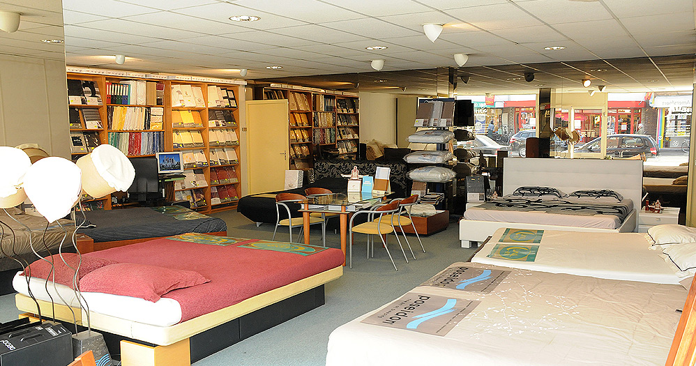 Bedden, linnengoed en accessoires in de showroom