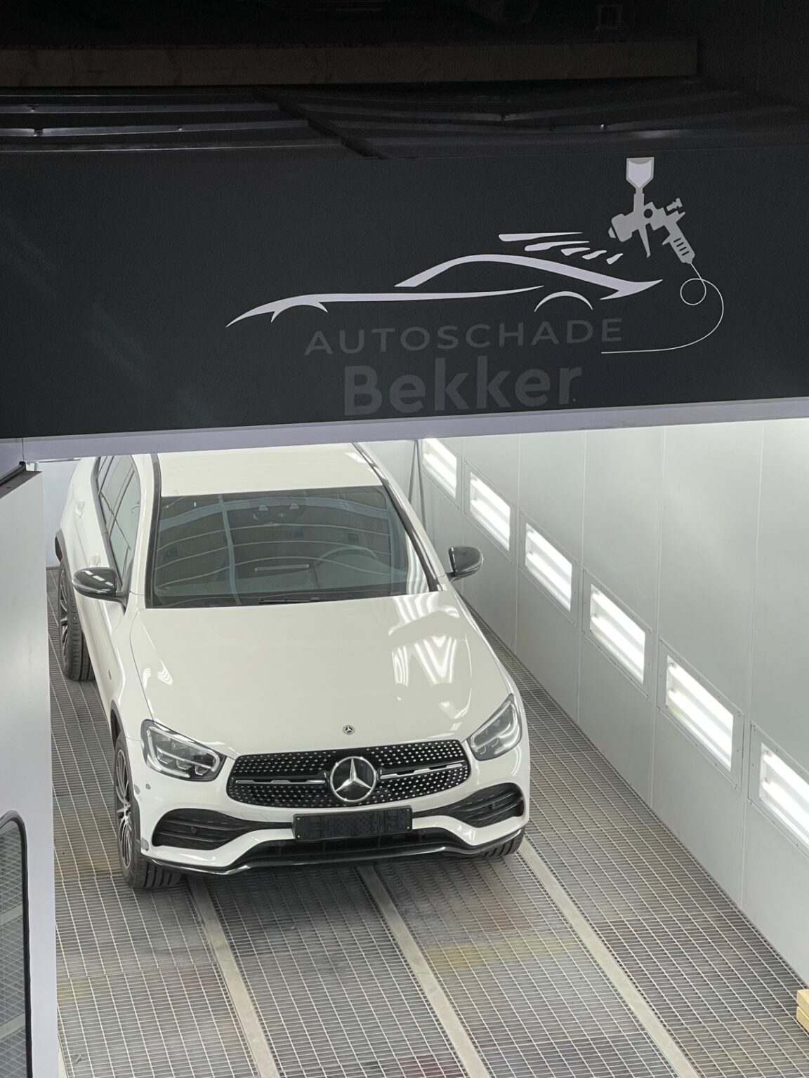 Moderne spuitcabine van Autoschade Bekker