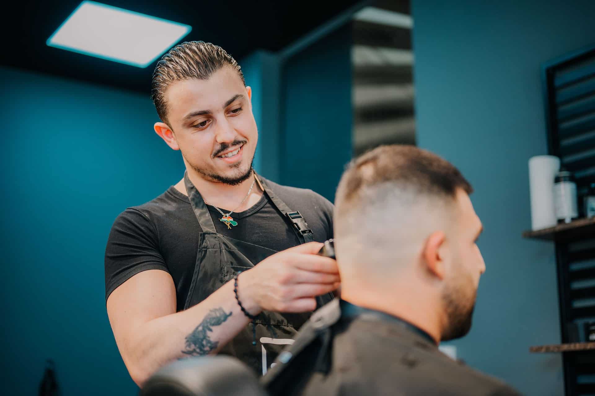 Barbier aan het werk bij Barbershop Osis 911