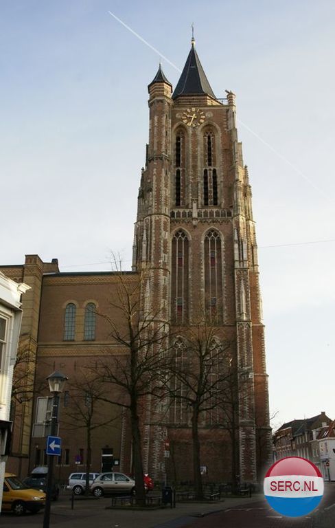 Toren Ned.Herv.Kerk. De toren der Ned.Herv.Kerk (ca.1450-1517, gerestaureerd 1941-1950) bestaat uit drie geledingen met haakse steunberen, welke met fioelenbundels versierd zijn. Baksteen met rijkelijke toepassing van Lede- en Bentheimersteen, alsmede patronen met geglazuurde stenen. Twee getraceerde nissen in ieder gevelvlak; op de N.O. hoek een traptoren en korte, achthoekige geleding als aanzet voor de spits. Van het gewelf over de benedenruimte zijn alleen de aanzetten uitgevoerd. Klokkenstoel met gelui bestaande uit een klok van A. Meurs, 1625, diam. 135 cm en een klok van S. Butendiic en J. Vorscoten, 1481, diam. 119,5 cm. Koperen zonnewijzer uit 1785.