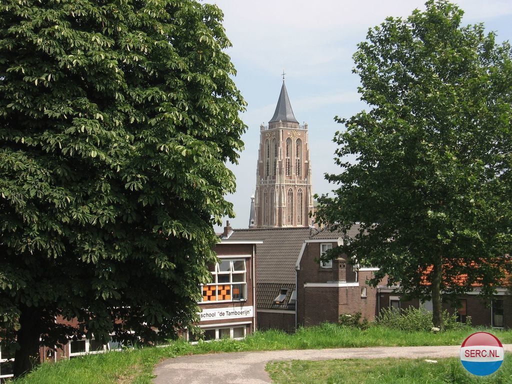 Toren Ned.Herv.Kerk. De toren der Ned.Herv.Kerk (ca.1450-1517, gerestaureerd 1941-1950) bestaat uit drie geledingen met haakse steunberen, welke met fioelenbundels versierd zijn. Baksteen met rijkelijke toepassing van Lede- en Bentheimersteen, alsmede patronen met geglazuurde stenen. Twee getraceerde nissen in ieder gevelvlak; op de N.O. hoek een traptoren en korte, achthoekige geleding als aanzet voor de spits. Van het gewelf over de benedenruimte zijn alleen de aanzetten uitgevoerd. Klokkenstoel met gelui bestaande uit een klok van A. Meurs, 1625, diam. 135 cm en een klok van S. Butendiic en J. Vorscoten, 1481, diam. 119,5 cm. Koperen zonnewijzer uit 1785.