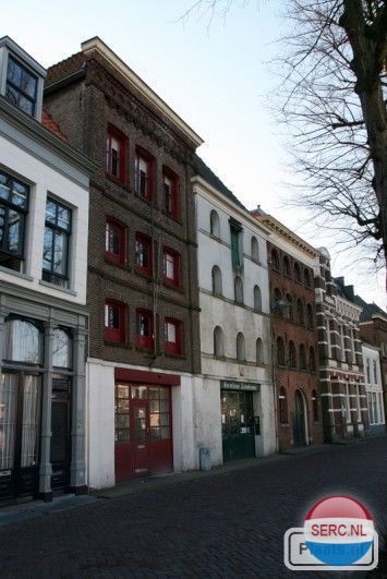 Appeldijk - Aan de Lingehaven en in de stegen tussen de hoofdstraten staan nog diverse diepe pakhuizen.