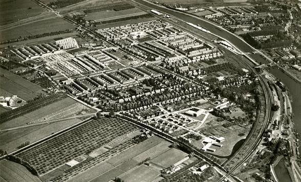 Gorinchem: Luchtfoto's laten altijd mooi de ontwikkeling van een plaats zien. Hier zien we een luchtfoto uit 1955 van de Haarwijk (Gorinchem). De omliggende weilanden zijn inmiddels volgebouwd.