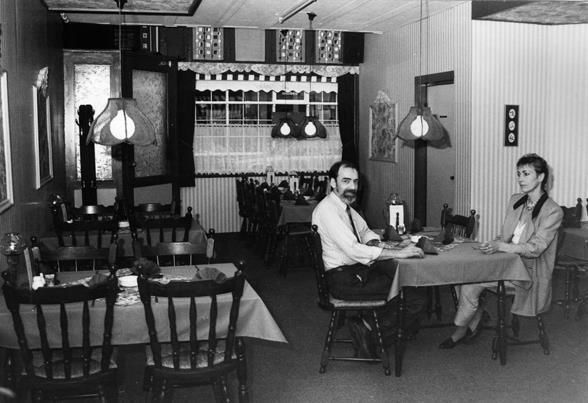 Gorinchem: Haarstraat 81, een pand uit 1850, heeft een lange horecageschiedenis. Menigeen kan zich nog herinneren de Old Inn van de heer F.J.A. Smits, Frans voor intimi. Achter de bar werd tevens zijn vrouw Leonie aangetroffen. Beide staan hier op de foto. Ze hebben zo juist een onderscheiding gekregen van Horeca Nederland. Het pand is dan net omgedoopt in "Gasterij de Markies". Op 25 april 1969 werd de Blokhut Bar heropend onder een andere naam: Old Inn. Het interieur is drastisch veranderd. Velen, vooral jongeren, weten de weg naar het café van Frans en Leonie te vinden. In 1983 wordt Old Inn het eerste Gorcumse Folkcafé. De folkzangeres Cindy Peress uit de V.S., maar in Amsterdam woonachtig, bijt het spits af. Maar ook jazz- en bluesmuzikanten komen naar de Old Inn, waar men na verloop van tijd ook een vorkje kon prikken. Het gezellig tafelen in een knusse sfeer werd steeds belangrijker. In 1992 wordt de Old Inn dan ook omgedoopt in "Gasterij de Markies". Frans heeft namelijk alle papieren voor een gezellig restaurantje. Vanaf 1997 vinden we op Haarstraat 81 echter Café Discovery en in 1999 Marmaris, een Turks café-restaurant. Ook daar is het gezellig, maar voor vele "oudere jongeren" blijven er vooral goede herinneringen aan de Old Inn.