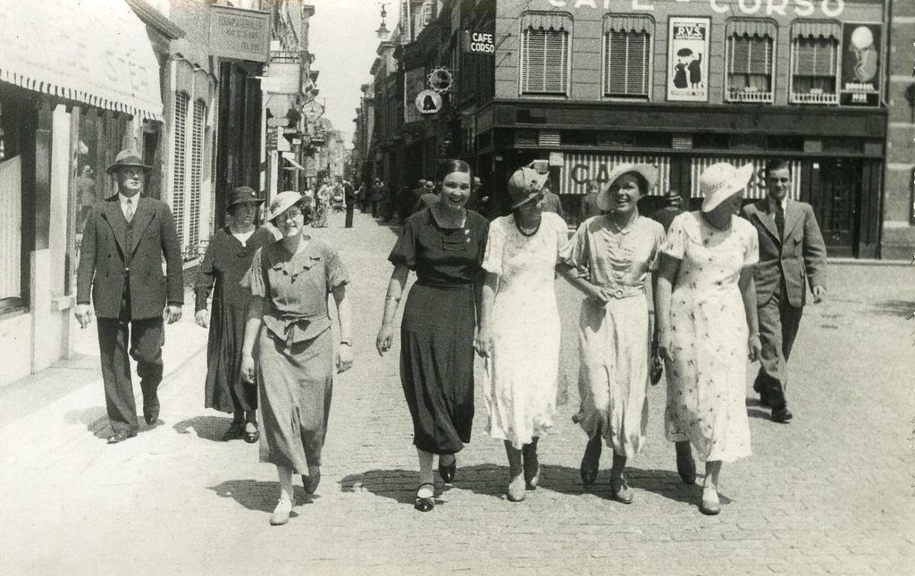 Gorinchem: Flaneren op het Eind in de jaren dertig. Op de achtergrond ziet u Café Corso dat op 10 april 1930 heropend werd en voldeed toen aan "de eischen des tijds". De eigenaar adverteerde in de lokale krant dat het ging om het "modernste café ter stede, eerste klas interieur, derde klas prijzen."