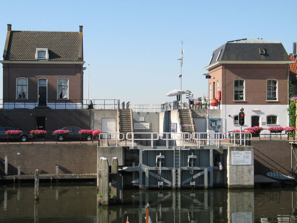 Lingehaven, jachtensluis.