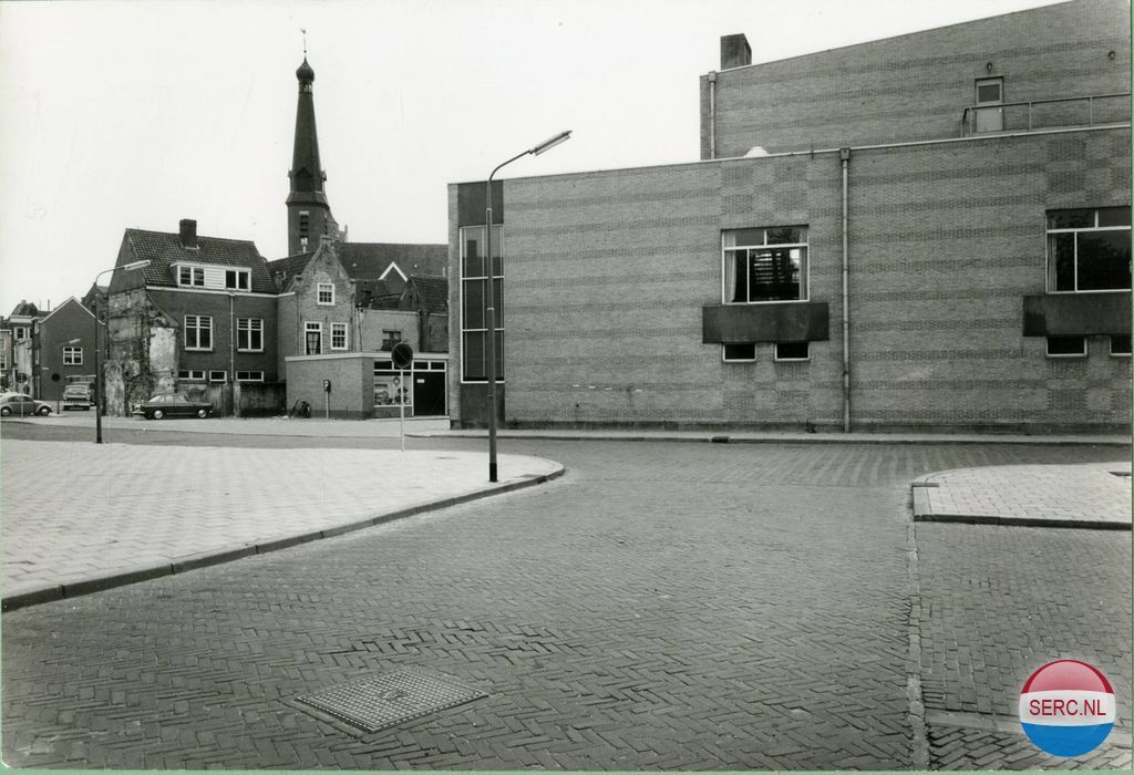 Gorinchem: De Varkenmarkt op de hoek met de Vijzinnenstraat met een nog niet verbouwde en beschilderde zijgevel van de Nieuwe Doelen in 1968