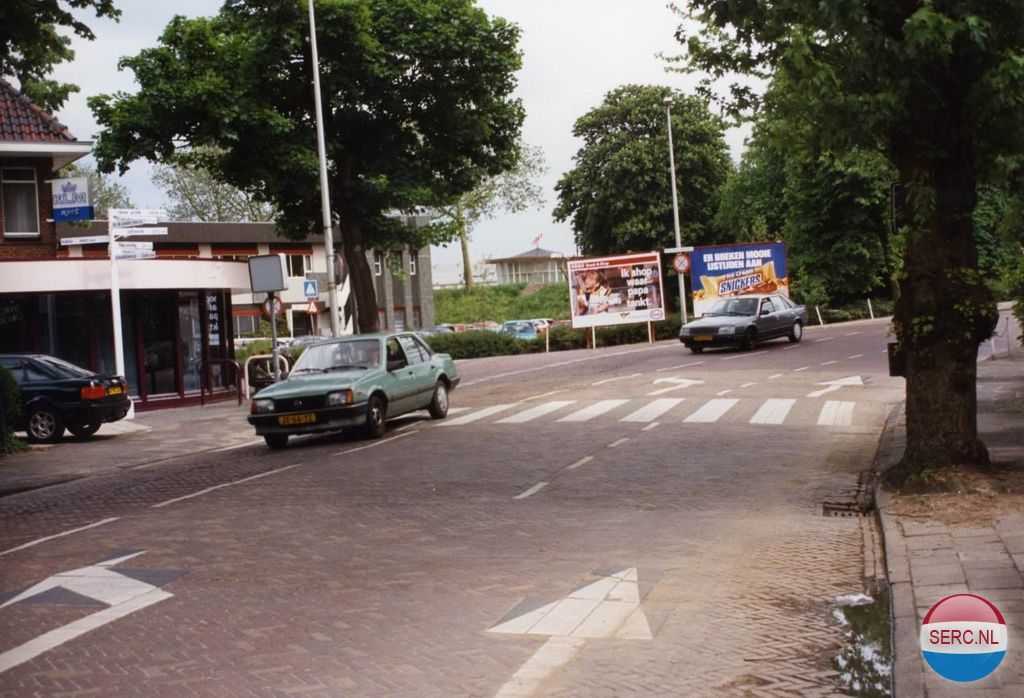Gorinchem: De W. de Vries Robbeweg hoek Concordiaweg voordat de huidige rotonde aangelegd is omstreeks 1985