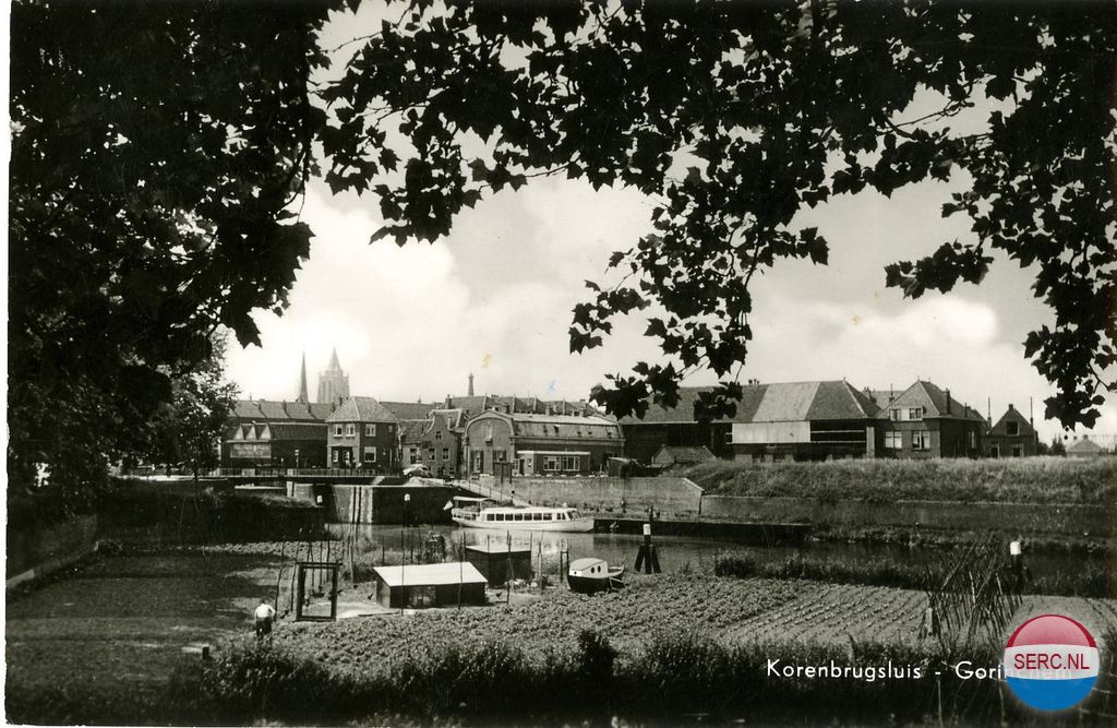 Gorinchem: Ansichtkaart, vanaf de Vijfde Uitgang een kijkje over de Linge naar de Korenbrug en Bagijnenwal. 1956