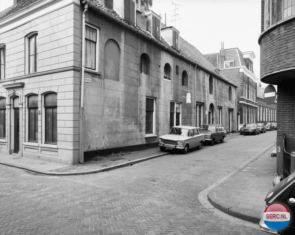 Gorinchem: De Boerenstraat op de hoek met de Zusterstraat omstreeks 1972
