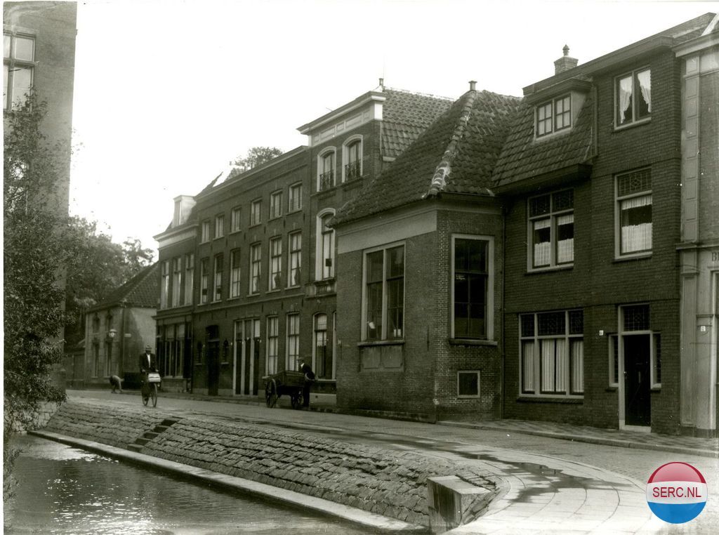 Gorinchem: De Torenstraat met links een stukje van de Citadelkazerne in 1937