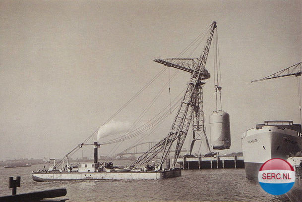Gorinchem: De Merwedebrug in aanbouw (op de achtergrond) in 1960
