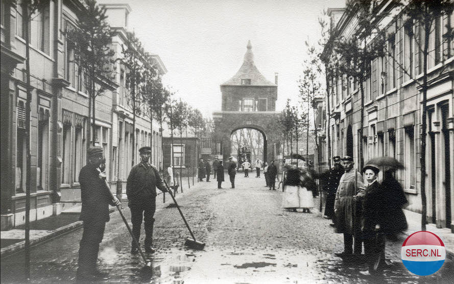 Gorinchem: De Arkelstraat begin 30er jaren met een nagemaakte Arkelse Poort. Deze kopie van de Arkelpoort werd opgebouwd naar aanleiding van een feest ter ere van Koningin Wilhelmina. Al veel eerder werd de originele poort afgebroken (1857) om de stad toegankelijker te maken.