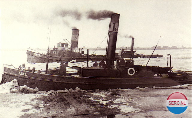 Gorinchem: IJsbrekers houden het vaarwater van de Merwede bij Gorinchem open voor de scheepvaart in de winter van 1929