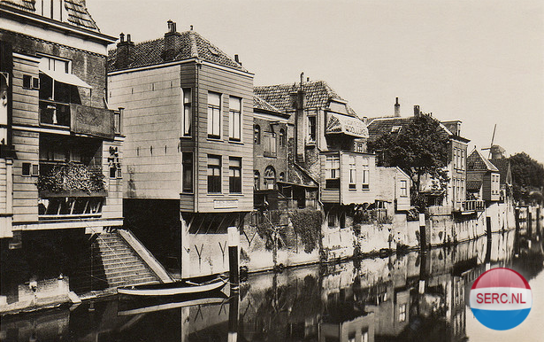 Gorinchem: De huizen aan de Kortendijk (links) die (hier in 1948) uitkijken op de Lingehaven