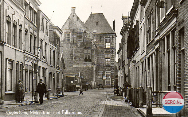 Gorinchem: de Molenstraat omstreeks 1939 met de oude Tolkazerne die later als openbare leeszaal is gebruikt