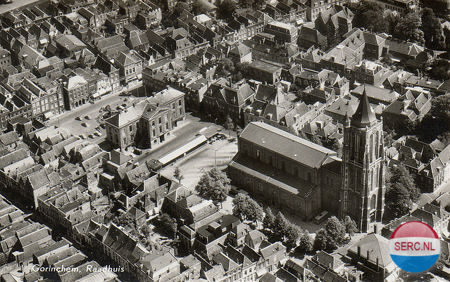 Gorinchem: Luchtfoto van Gorinchem met de Kerk en het Raadhuis in 1965