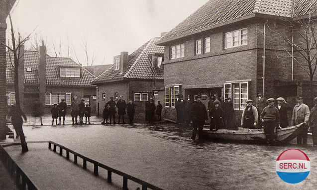 Gorinchem: De Middenweg tijdens hoog water in 1926