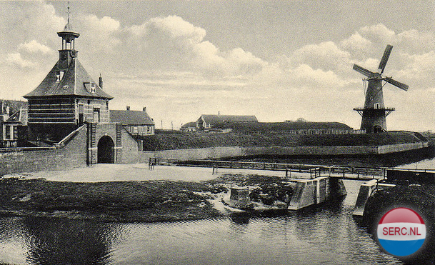 Gorinchem: De Dalempoort (hier op een foto uit +/- 1930) in Gorinchem is de enig overgebleven stadspoort van de oorspronkelijke vier die de vestingstad telde na de verbetering van de omwalling die in 1609 was afgerond.