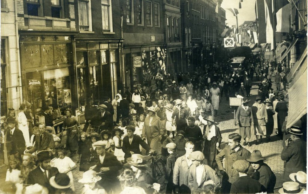 De Hoogstraat in Gorinchem omstreeks 1919 tijdens een bezoek van Koningin Wilhelmin