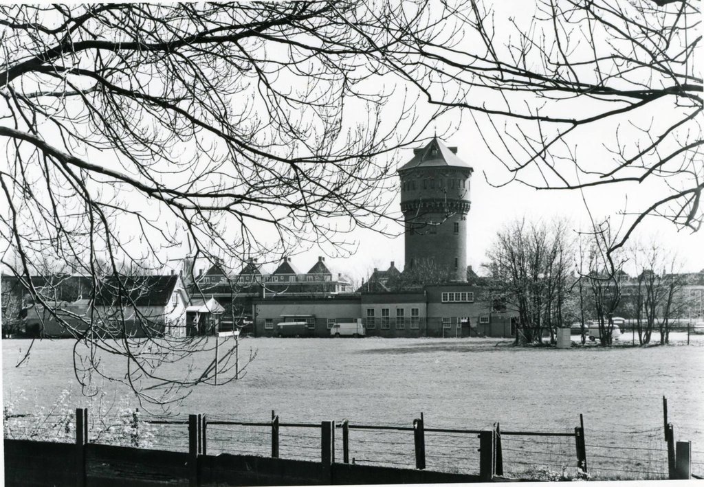 De Visserslaan in Gorinchem met de watertoren in de jaren 80