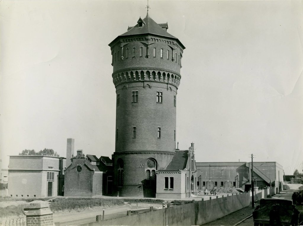 De Visserslaan in Gorinchem met de watertoren begin jaren 30