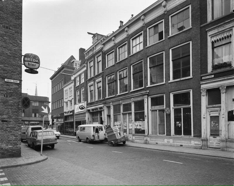 De Kelenstraat op de hoek met de Grote Markt omstreeks 1980