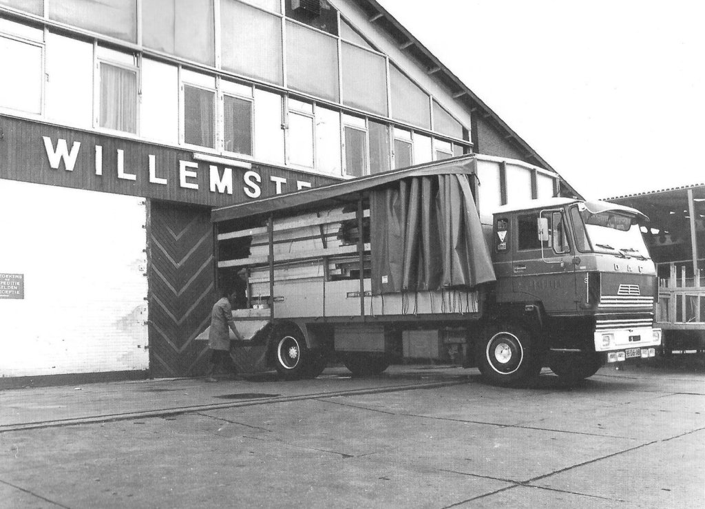 Het bedrijf van JeWe aan de Schelluinsestraat in Gorinchem omstreeks 1976