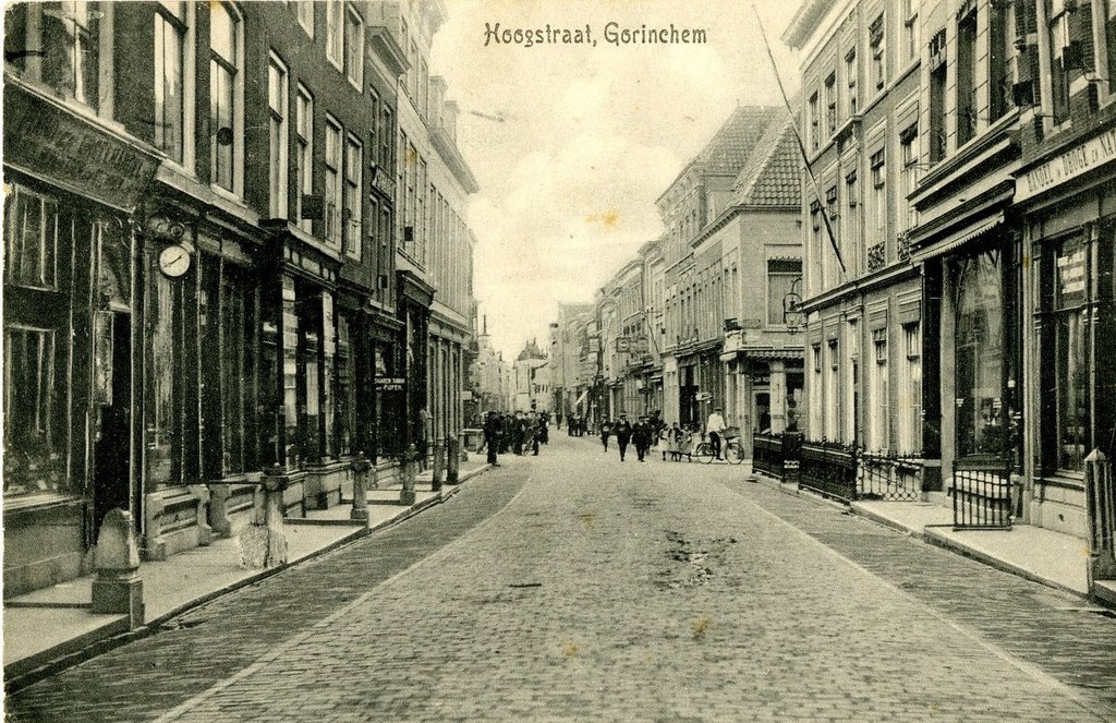 De Hoogstraat in de richting van de asthuisstraat omstreeks 1919