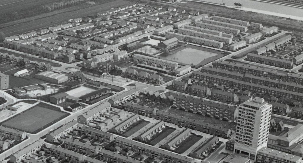 Luchtfoto van de Haarwijk uit 1962. De torenflat, de Haarsekade en de Eendenplas