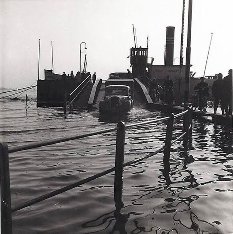 Hoogwater Buiten de Waterpoort in de jaren 30 wwr je vanaf de veerpont door het water moest