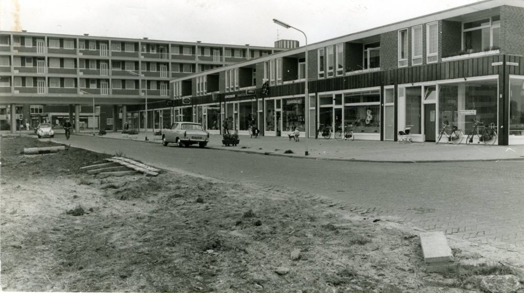 De Schoutstraat, het winkelgedeelte en daartegenover nog geen spoor van het Piazzacenter omstreeks 1964.