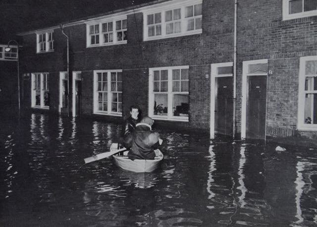 In de jaren zestig was het vaak raak met de wateroverlast. In de Floresstraat en de Celebesstraat kon er geroeid worden.