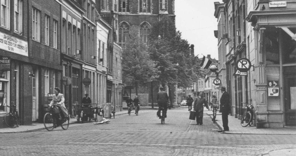 De Kruisstraat eind jaren 50 gezien vanuit de Haarstraat, links de zaak van Jan Drieenhuizen op de hoek van de Gasthuisstraat