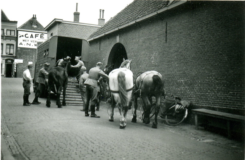 Gorinchem 1939 - Militairen nemen paarden in beslag in de Gorkums Tolsteeg